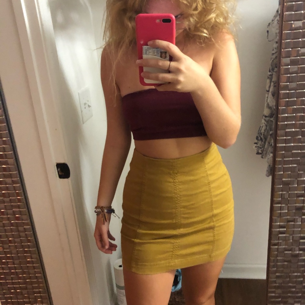 🙂yellow mini skirt